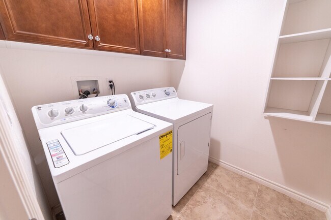 Building Photo - 570 Calle Vibrante