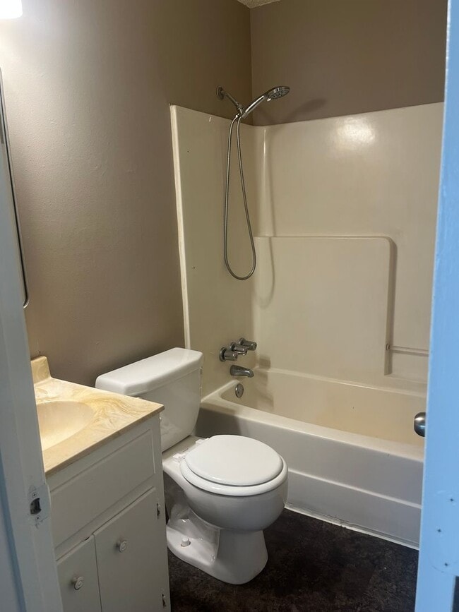 Building Photo - Spacious 4 bedroom 1.5 bath house