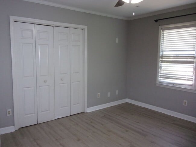 Building Photo - 2 Bedroom 1 Bath Ground Floor Condo