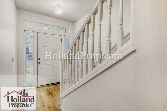 Building Photo - Live in Style: Updated Townhome with Amenities & Ideal Location