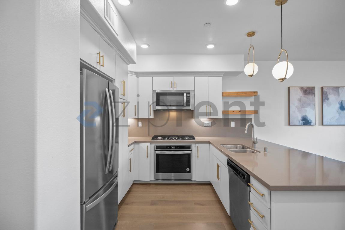 Building Photo - 15 Lisbon Ln