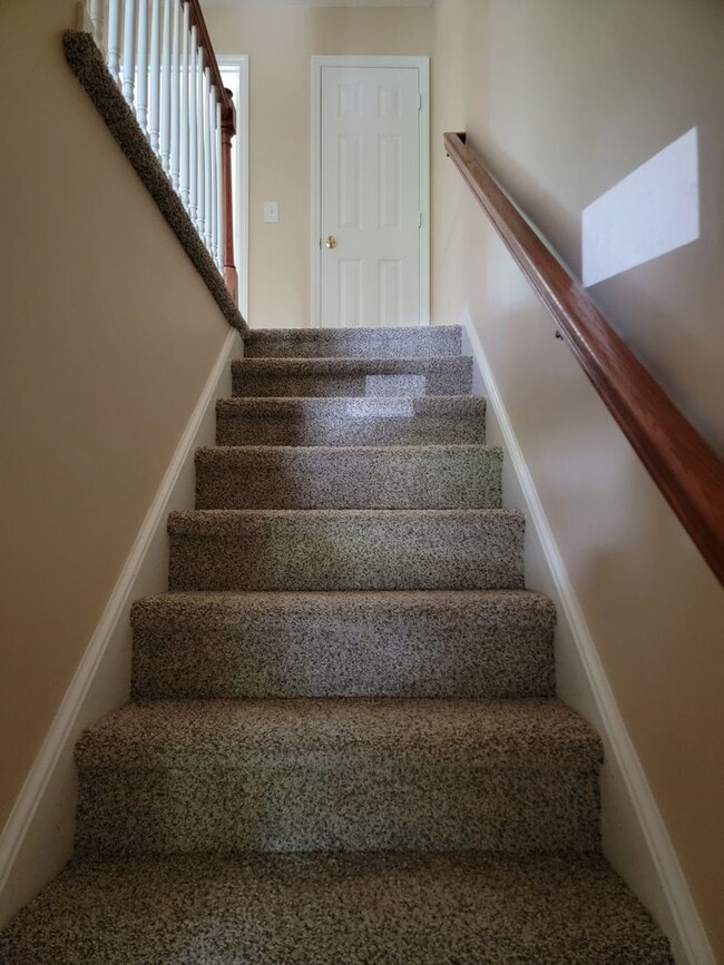 Building Photo - 2 Bedroom 3.5 Bathroom Town home located in the Oak Ridge Meadows Neighborhood