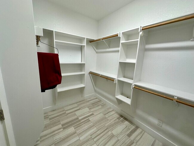 Building Photo - 405 Woodlawn Dr