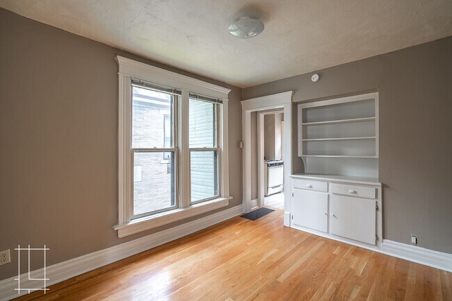 Building Photo - 207 W Hubbard Ave