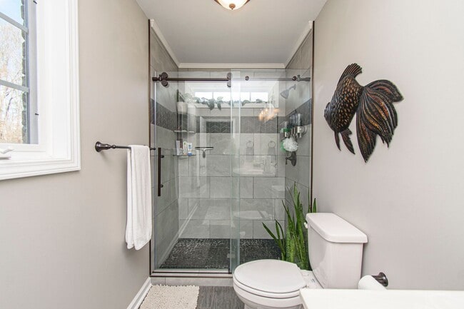 Building Photo - Spacious Home with Hot Tub, Fenced Yard an...