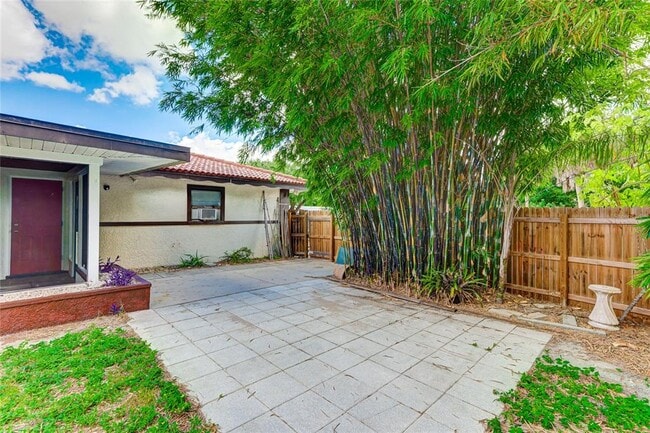 Building Photo - 2618 Valencia Dr