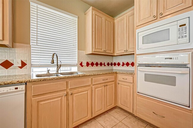 Building Photo - 12419 Shadycrest Dr