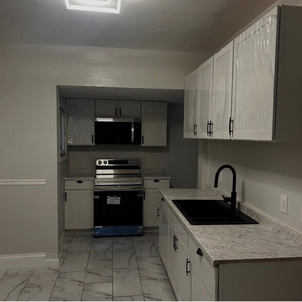 Building Photo - 2114 W 85th St