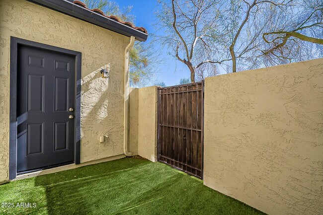 Building Photo - 2153 W Barwick Dr