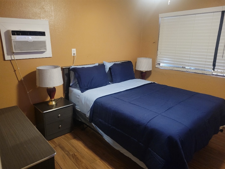 Primary Photo - 405 Leonard Ave