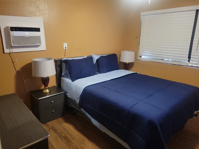 Building Photo - 405 Leonard Ave