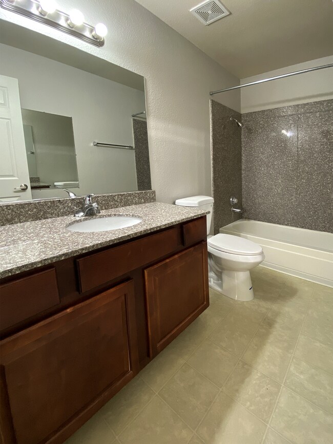 Building Photo - 1 Bedroom condo in guard gated community w...