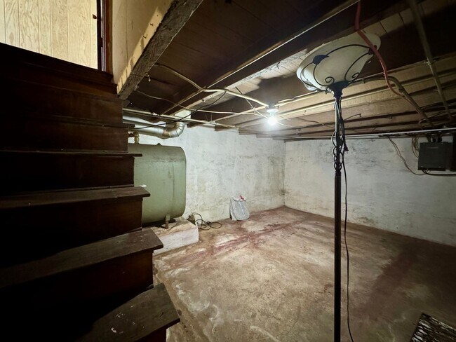 Building Photo - Charming 2 Bedroom/1 Bathroom Townhome in Ellwood Park–Monument neighborhood!