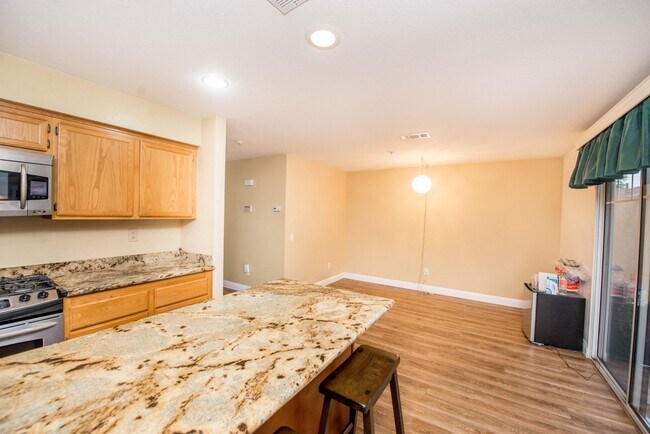 Building Photo - Beautiful Townhouse in the desirable Anaheim Packing District!
