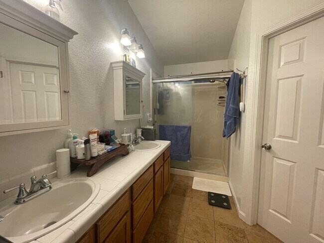 Building Photo - Fantastic East Davis 3 bedroom available for summer move in!
