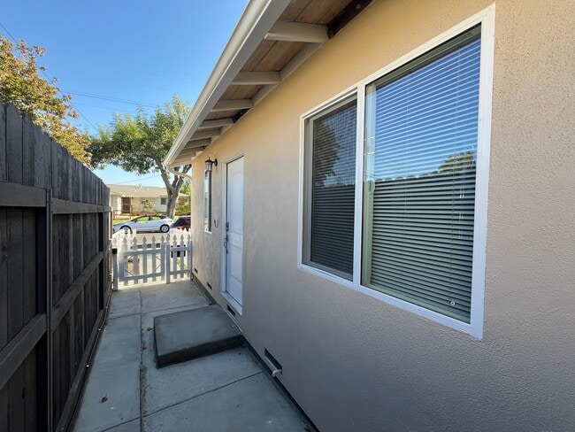 Building Photo - 324 Nassau Ln