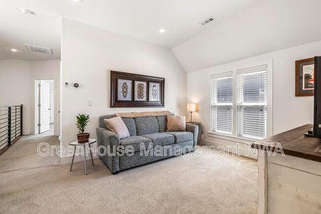 Building Photo - 636 SW B St