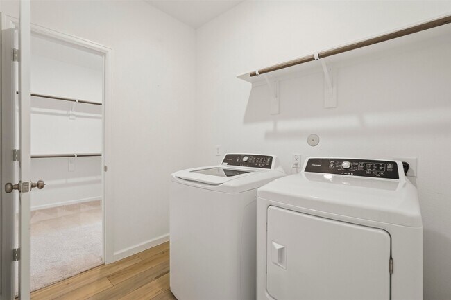 Building Photo - 6407 Amberwood Dr