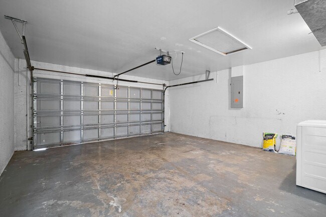 Building Photo - Well maintained Single family home 2 bed 2...