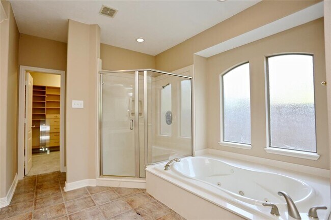 Building Photo - 14010 Norhill Pointe Dr