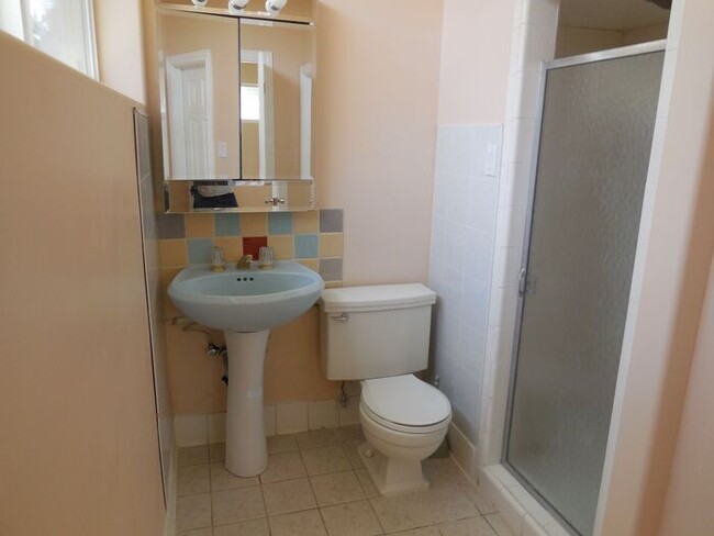 Building Photo - Awesome 3 Bedroom Holladay ground floor un...