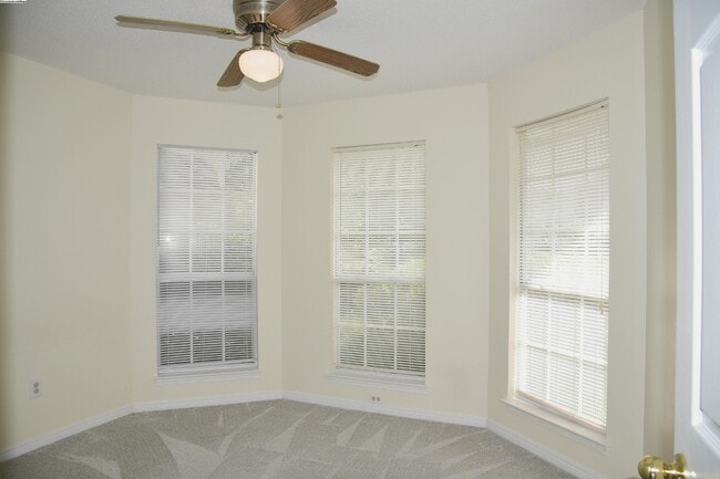 Building Photo - 155 Meadowbrook Ct