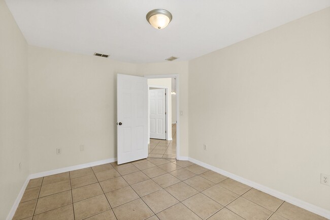 Building Photo - Spacious 3 Bedroom 2 Bath 1 Car Duplex in ...