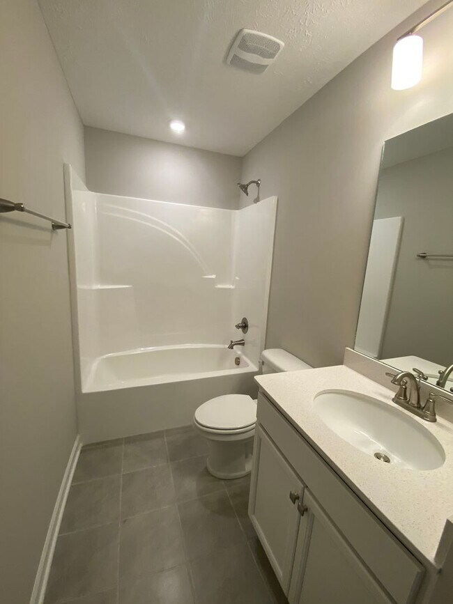 Building Photo - 3 BD 3.5 BA 1 Car Garage Great Location Li...