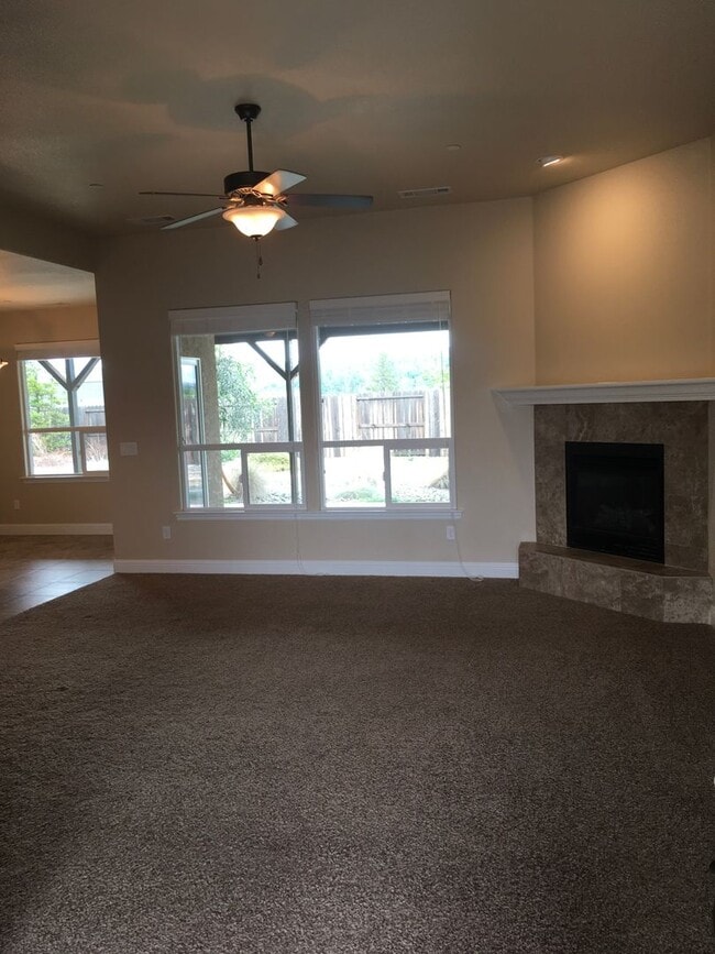 Building Photo - Beautiful Shasta Lake home with Landscapin...