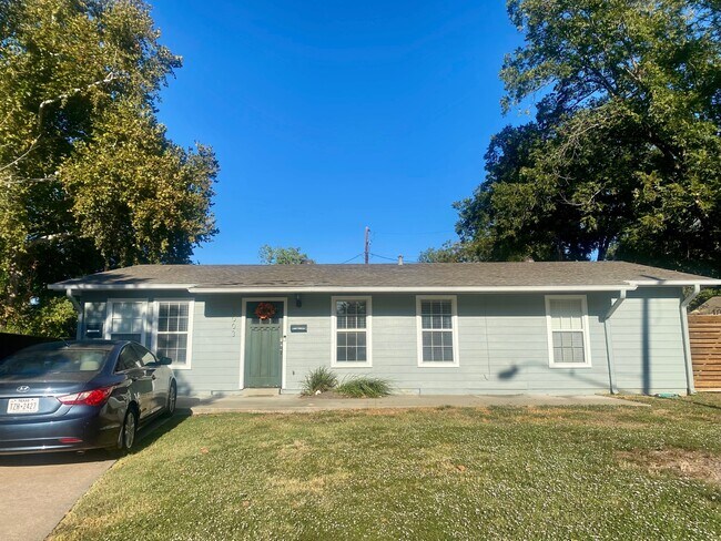 Building Photo - 3003 Birdwood Cir