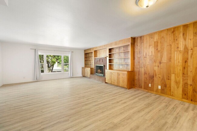 Building Photo - Reburbished 3bd/2ba, 2,275 sq ft home in C...