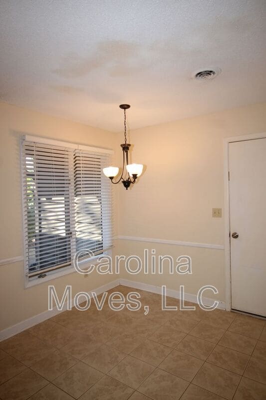 Building Photo - 324 Skylark Cir