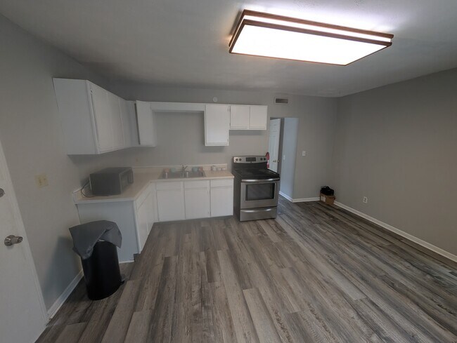 Building Photo - 608 W Highland Ave