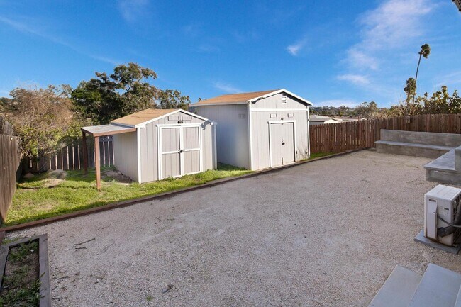 Building Photo - Mission Valley/Linda Vista 2 Bed Updated home with mountain views
