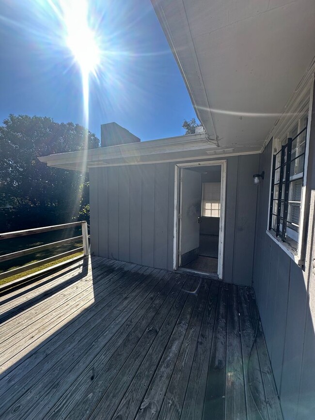 Building Photo - Move-in ready 3 bedroom, 2 bath brick home...