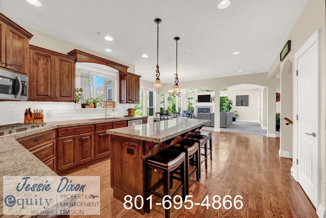 Building Photo - 567 E Greystone Dr