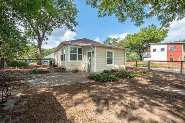 Building Photo - Charming East Austin 2BR w/ Character & Walkable Location