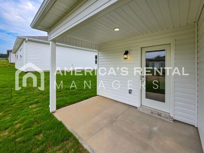 Building Photo - Modern Living in Brookwood Station!