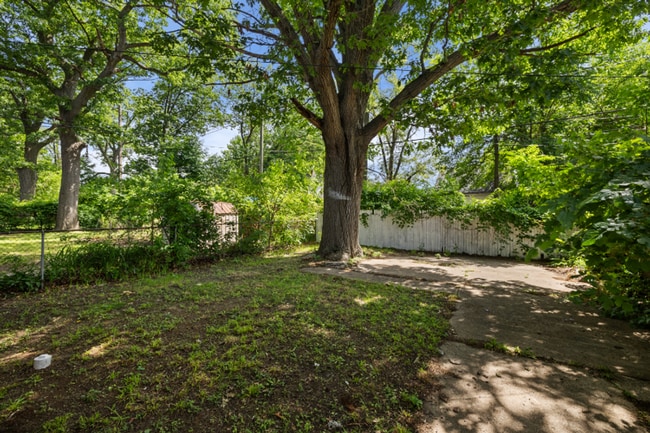 Building Photo - 15716 Cherrylawn St