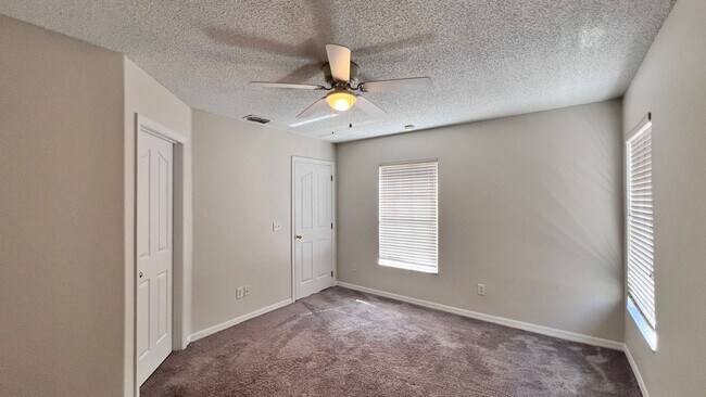 Building Photo - Upgraded Avalon Park 3 Bed/2.5 Bath Townhome!