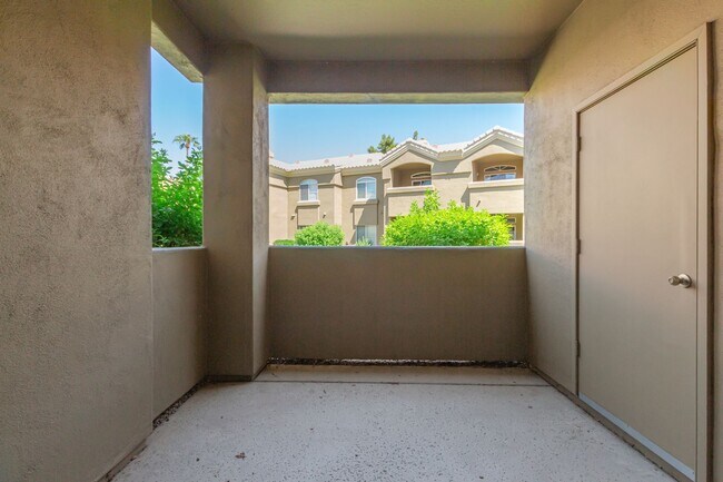 Building Photo - Beautiful 2 bedroom 2 bathroom first floor...