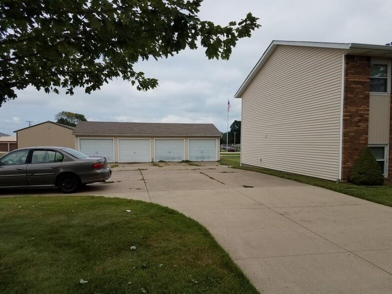 Garage & parking - 775 Dilenbeck Dr