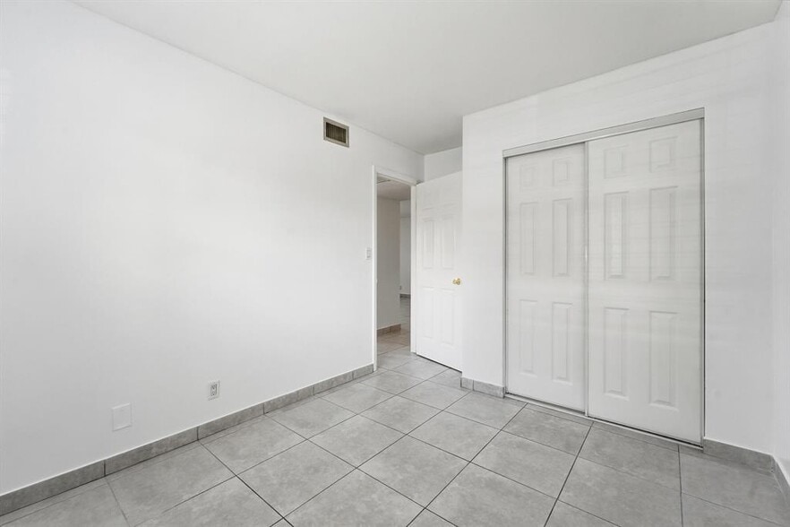 Building Photo - 2671 Riverside Dr