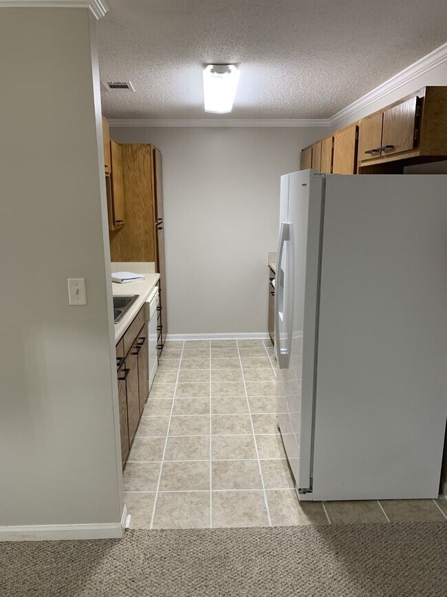 Building Photo - Condo available 8/1! Option for All utilities included