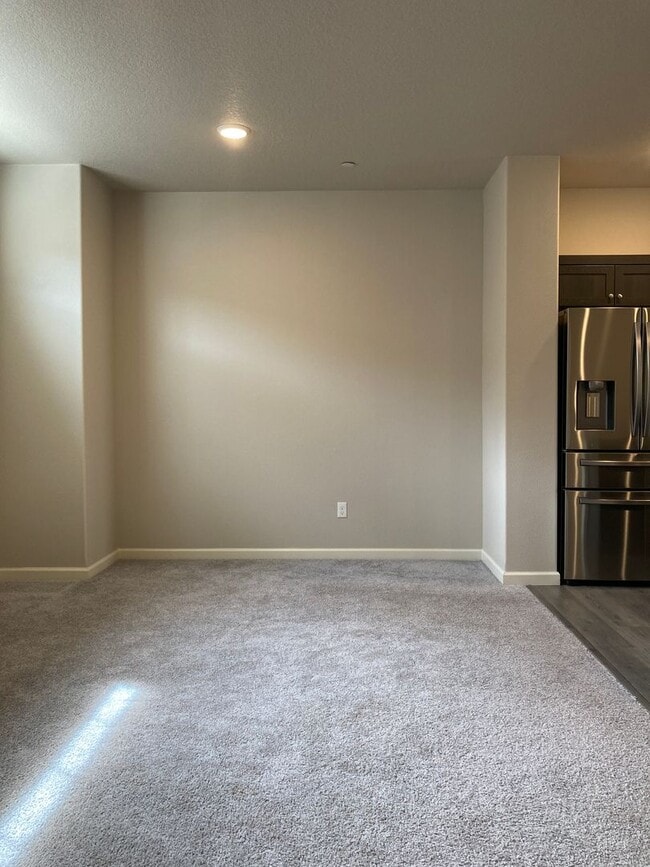 Building Photo - Beautiful Newer Townhome in Tigard