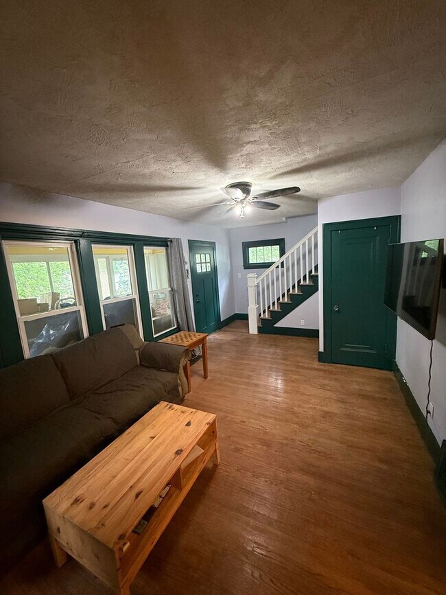 Building Photo - Charming 3BR House in Waterford