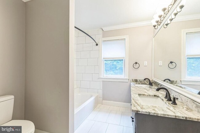 Building Photo - 1720 Honeysuckle Ln