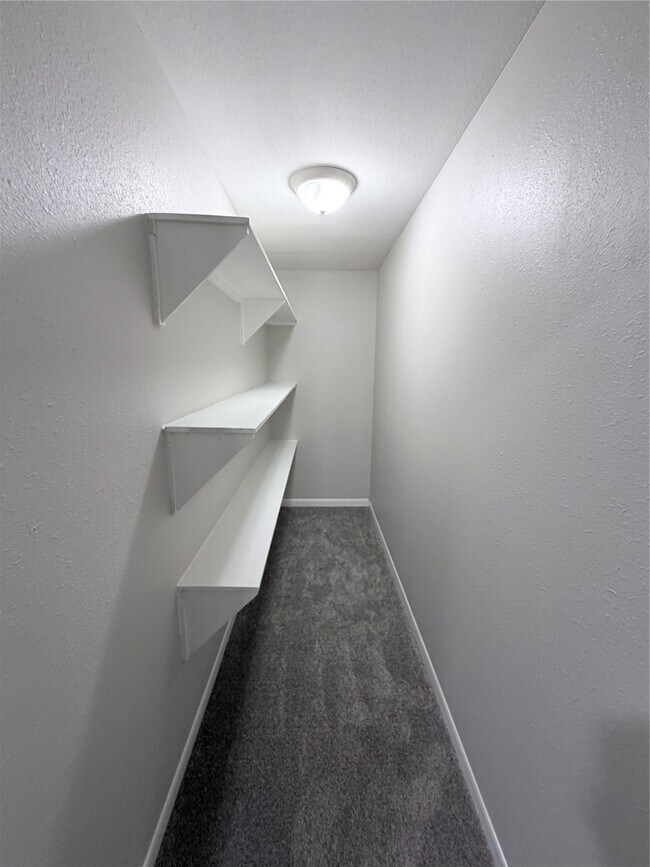 Building Photo - 866 N Victory Dr