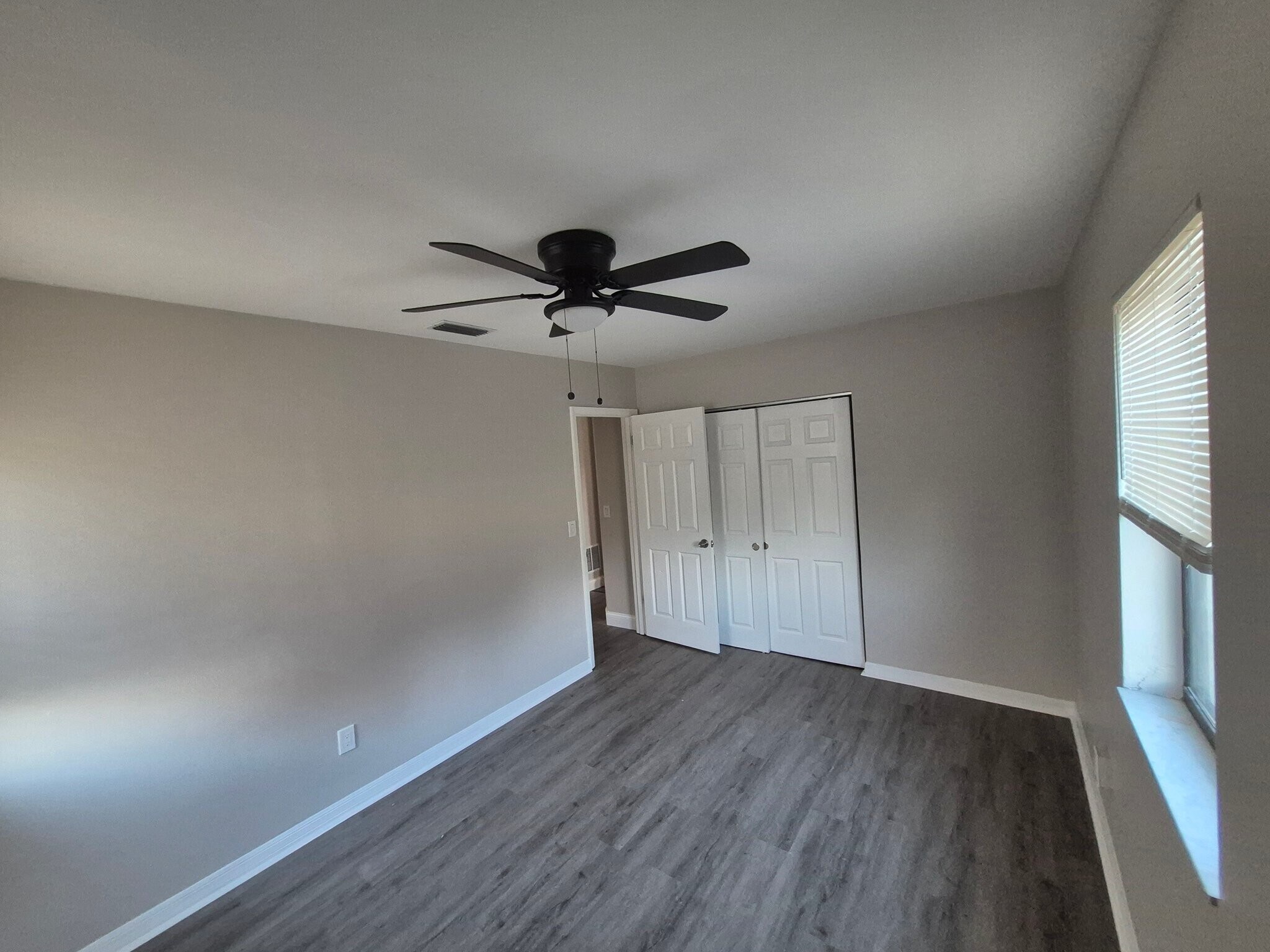 Building Photo - 7071 Holiday Dr