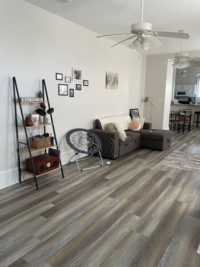 Building Photo - Spacious 2BD/2.5 BATHS! Across from Langen...